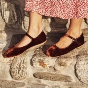 Doen Velvet Mary Janes in Rust size 35